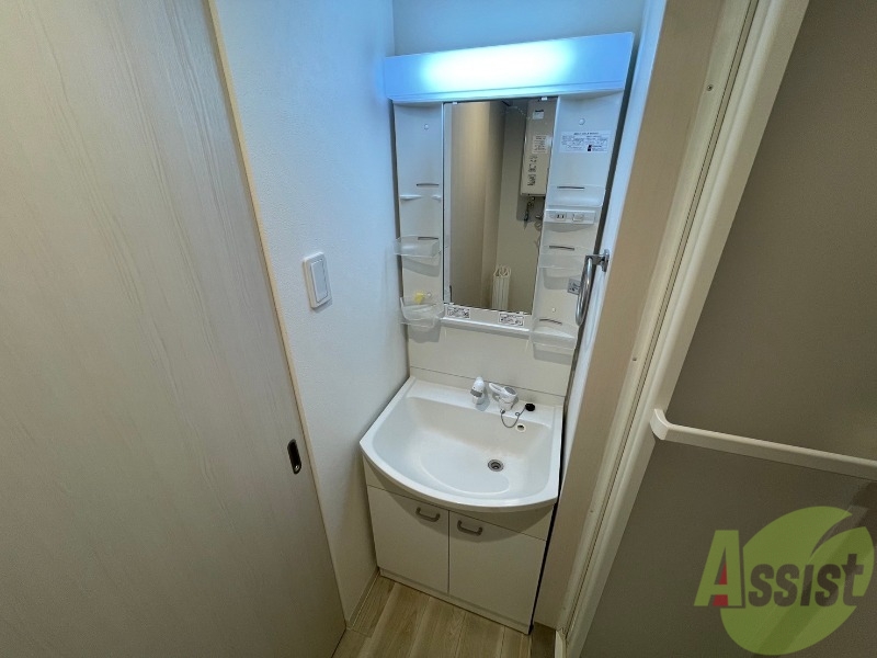 洗面設備　独立洗面台です。大きくてよいですね。シャンプーもできます。