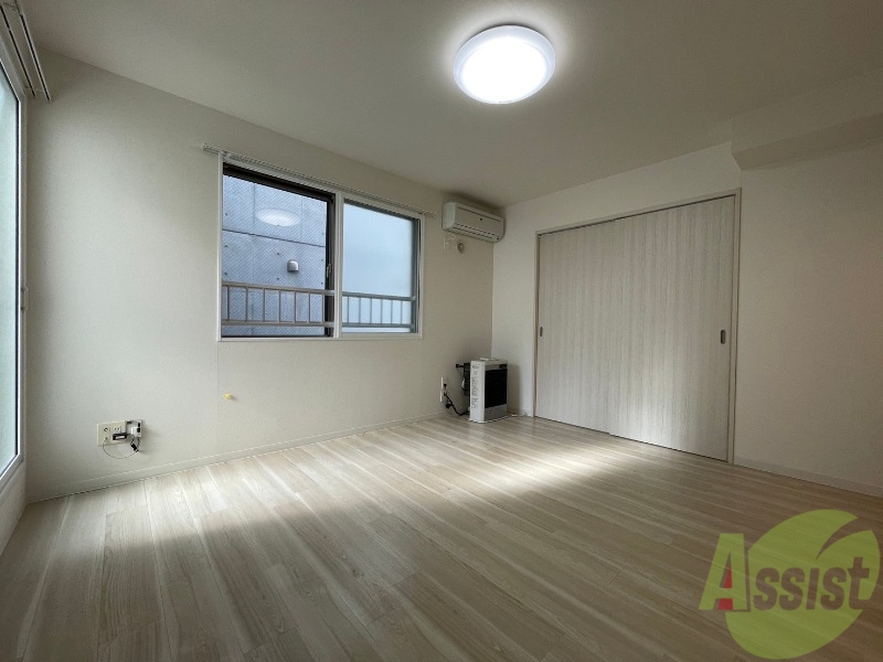 居室・リビング　リビングです。白を基調としていてお部屋全体が明るいですね！