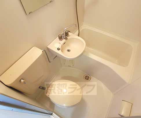 バス・シャワールーム　ゆったりしたユニットバスです。