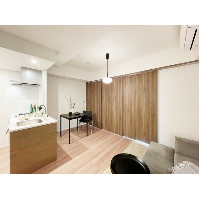 居室・リビング　【家具／調度品に関しては配置例を示したものであり、実際の賃貸