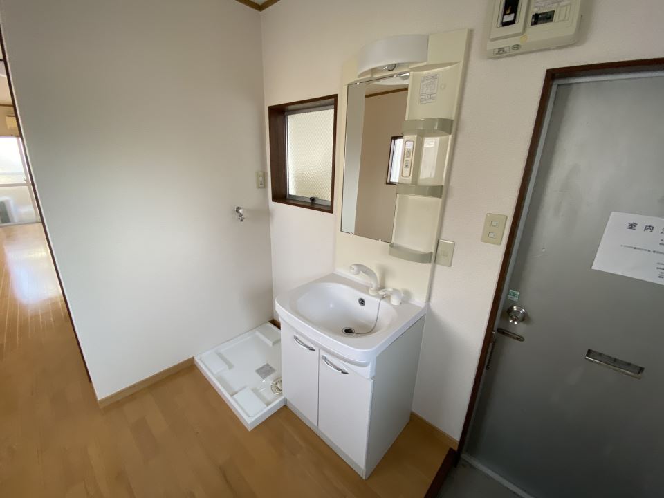 洗面設備　独立洗面台と室内洗濯機置場です