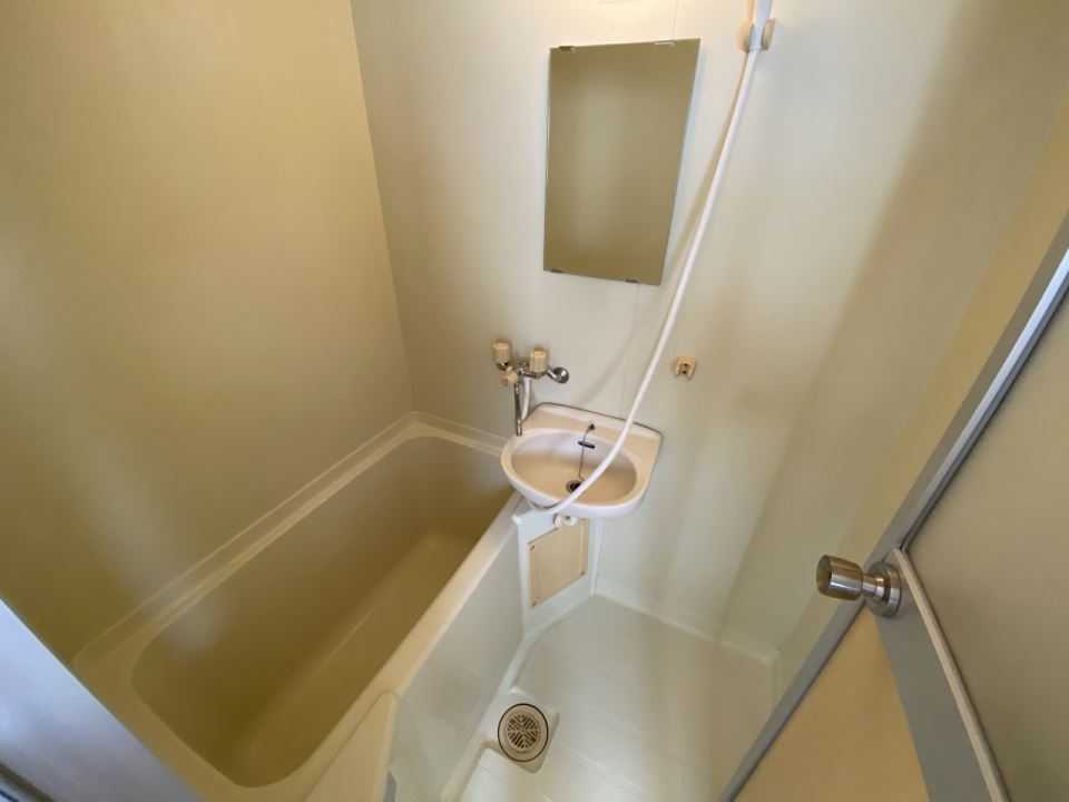 バス・シャワールーム　洗面台と鏡付きの浴室です