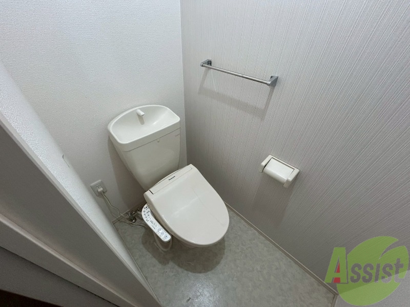 トイレ　温水洗浄便座です。清潔感、広さともに問題無しです。