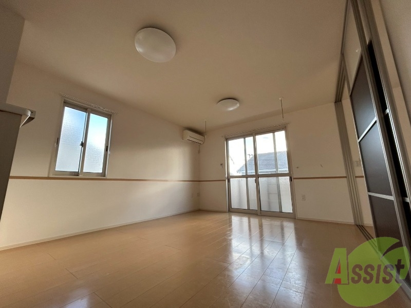 居室・リビング　広々としたリビング。明るく開放的な雰囲気のお部屋です。