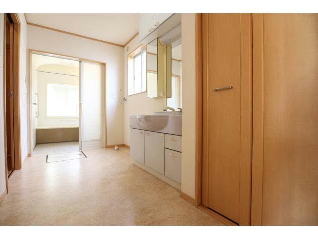 洗面設備　ゆとりある脱衣所