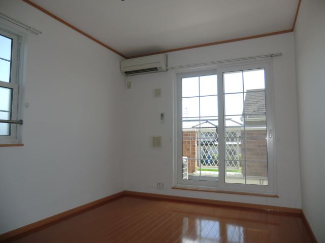 居室・リビング　エアコン付きのリビングです。