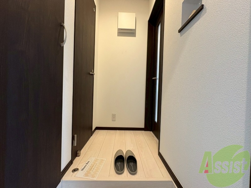 玄関　こちらは玄関になります。照明設備ございます。
