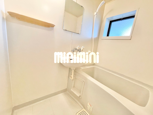 バス・シャワールーム　窓が付いたバスルーム