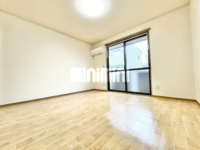 居室・リビング　７．５帖の洋室