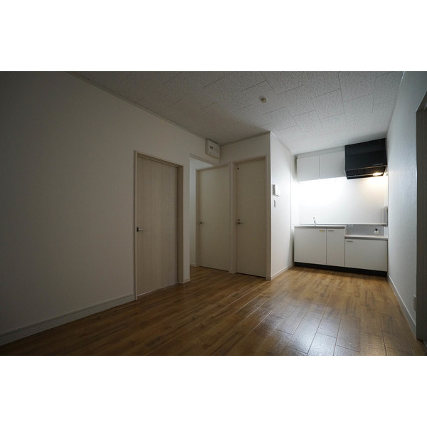 居室・リビング　同じ建物の別なお部屋