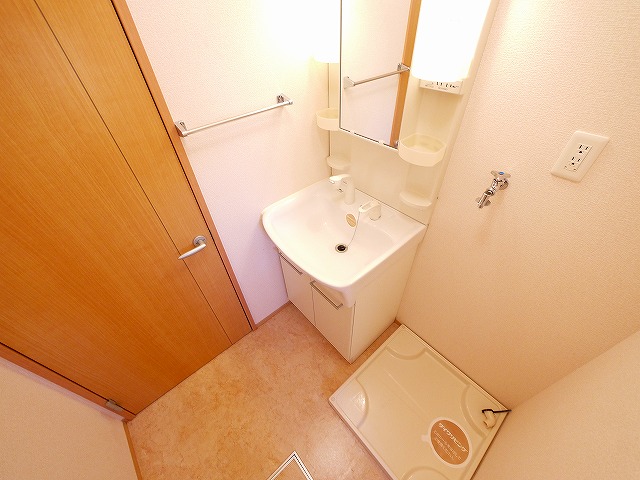 洗面設備　朝の支度にも助かる、独立の洗髪洗面化粧台