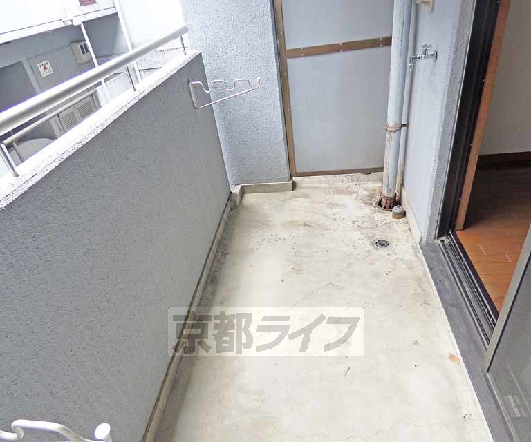 バルコニー　広々としたバルコニーです。