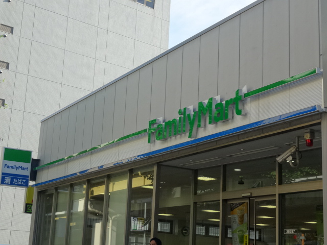 コンビニ　ファミリーマート天六駅前店（コンビニ）まで131m