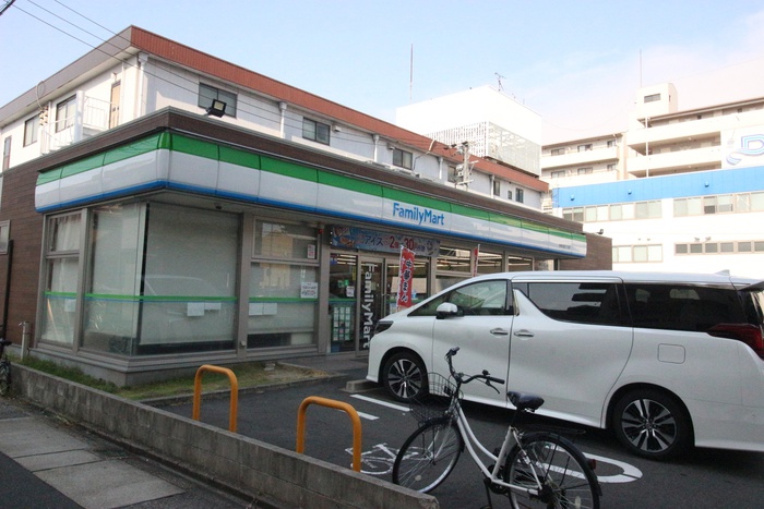 コンビニ　ファミリーマート岩塚本通三丁目店（コンビニ）まで270m
