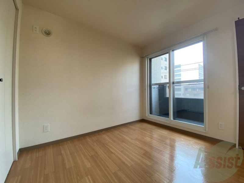 その他部屋・スペース　寝室はこちらです。光が差し込む、温かみのあるお部屋です。