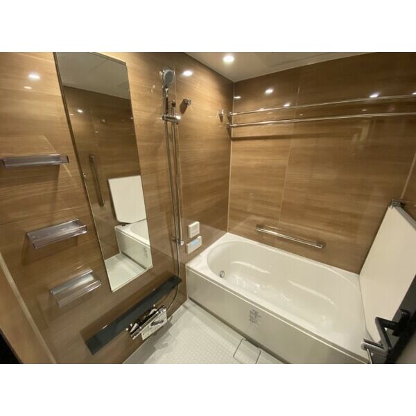 バス・シャワールーム　浴室乾燥・追い炊き機能付きで便利♪