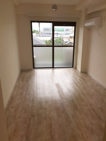 居室・リビング　こちらの居間で趣味の時間をお楽しみください