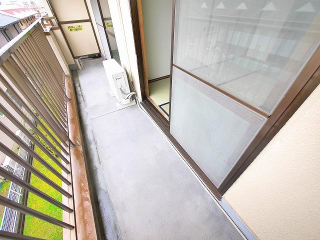 バルコニー　暖かな日差しのふりそそぐバルコニー