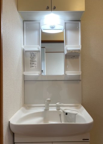 洗面設備　朝の支度に便利な独立洗面台♪