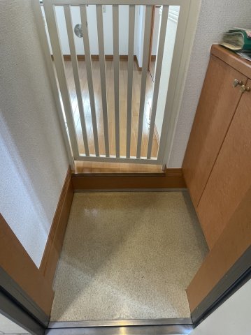 玄関　ペットの飛び出し防止の柵付き玄関♪