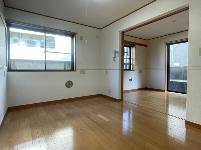 居室・リビング　窓が大きく採光良好なお部屋です♪