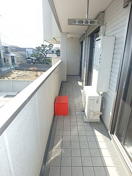 バルコニー　バルコニーからの眺めを楽しみながら食事をしませんか