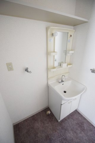 洗面設備　明るい洗面所です