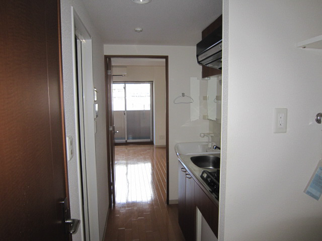 玄関　写真は同マンションの他のお部屋です