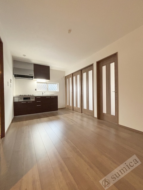 居室・リビング　内装は白を基調として建具とキッチンがグッと映えてます＾＾