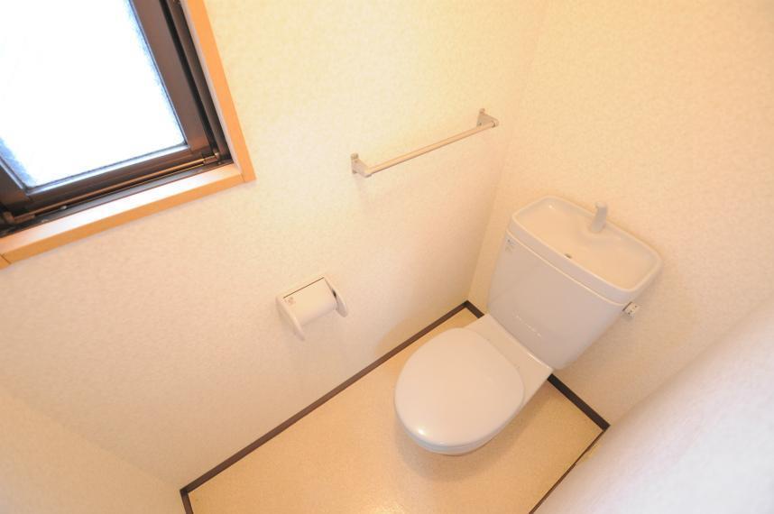 トイレ　トイレ（換気窓付）