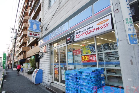 コンビニ　ローソン千駄木店（コンビニ）まで237m