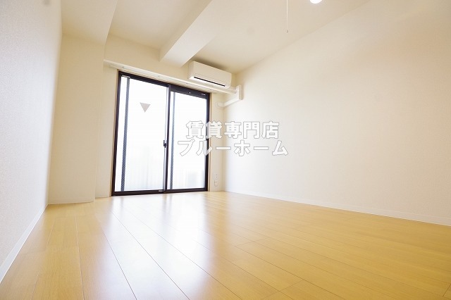 居室・リビング　7.4帖の洋室です！