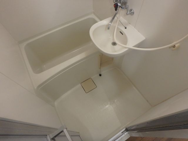 バス・シャワールーム　異なる号室の室内写真です