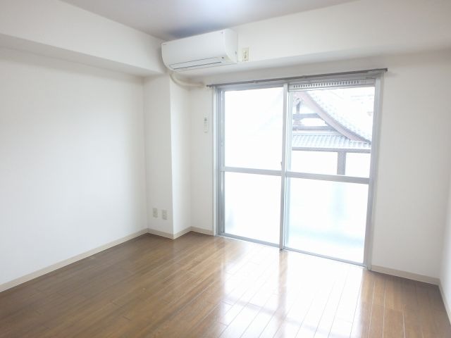 居室・リビング　異なる号室の室内写真です