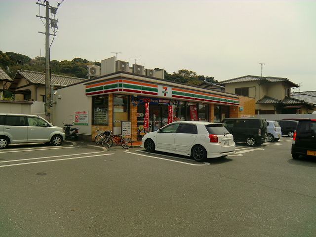 コンビニ　セブンイレブン 古賀花鶴丘店（コンビニ）まで126m