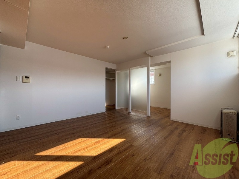 居室・リビング　リビングです。窓が大きくて明るいですね！