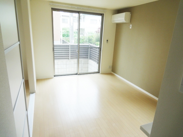 居室・リビング　同物件別号室です。