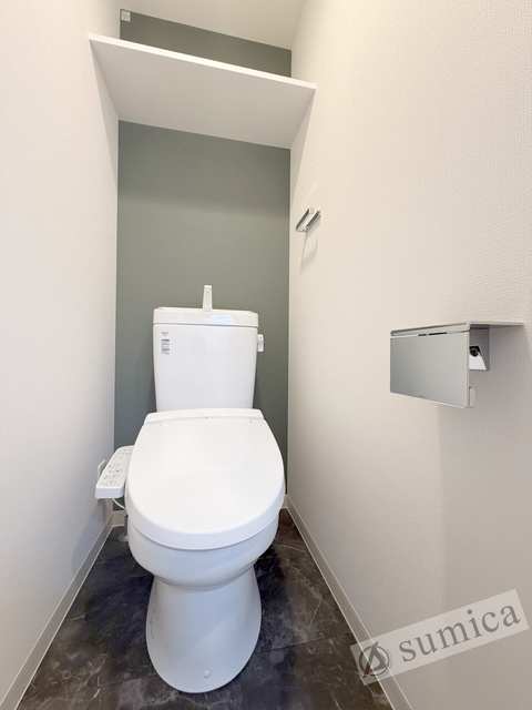 トイレ　人気アイテムの温水洗浄便座。清潔感のあるトイレです。