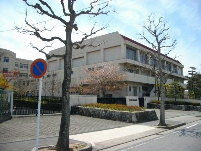 中学校　岡崎市立竜南中学校（中学校）まで467m