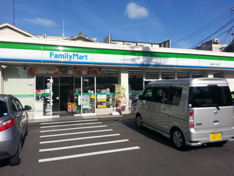 コンビニ　ファミリーマート 本駒込2丁目店（コンビニ）まで370m