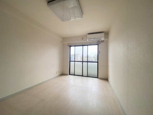 居室・リビング　同物件別室写真