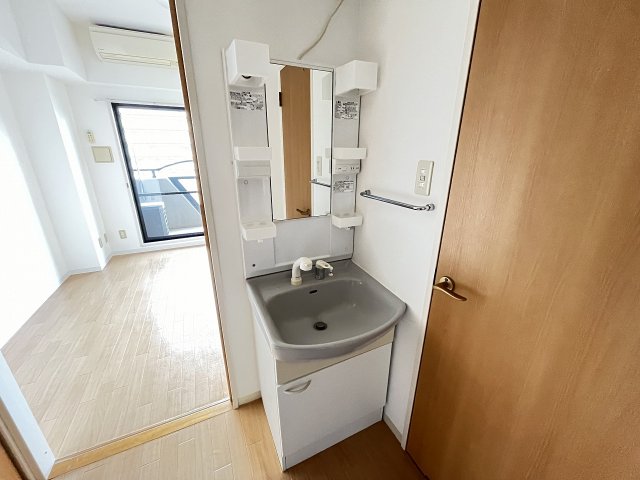 洗面設備　スペースが確保できる洗面所です