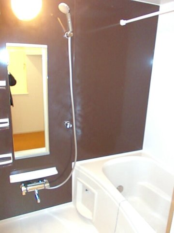 バス・シャワールーム　追い焚き・浴室乾燥機付きのお風呂です♪