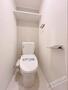 トイレ　人気アイテムの温水洗浄便座。清潔感のあるトイレです。