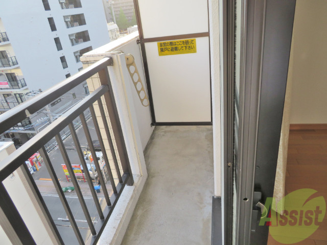 バルコニー　バルコニーも十分な広さがございますね。よく乾きそうです