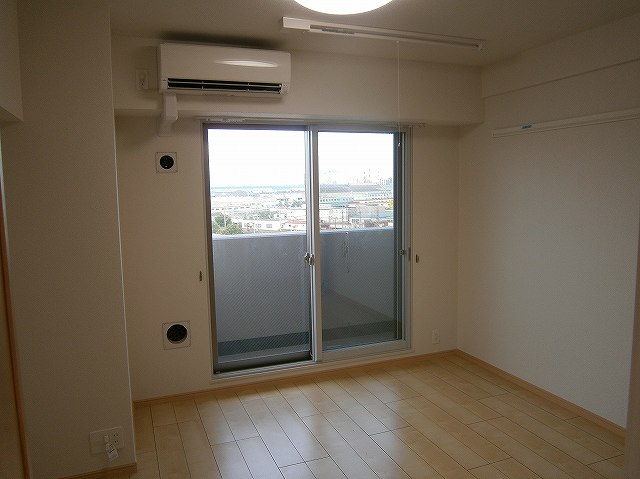 居室・リビング　落ち着いた色合いの床材を使用した居住空間です。