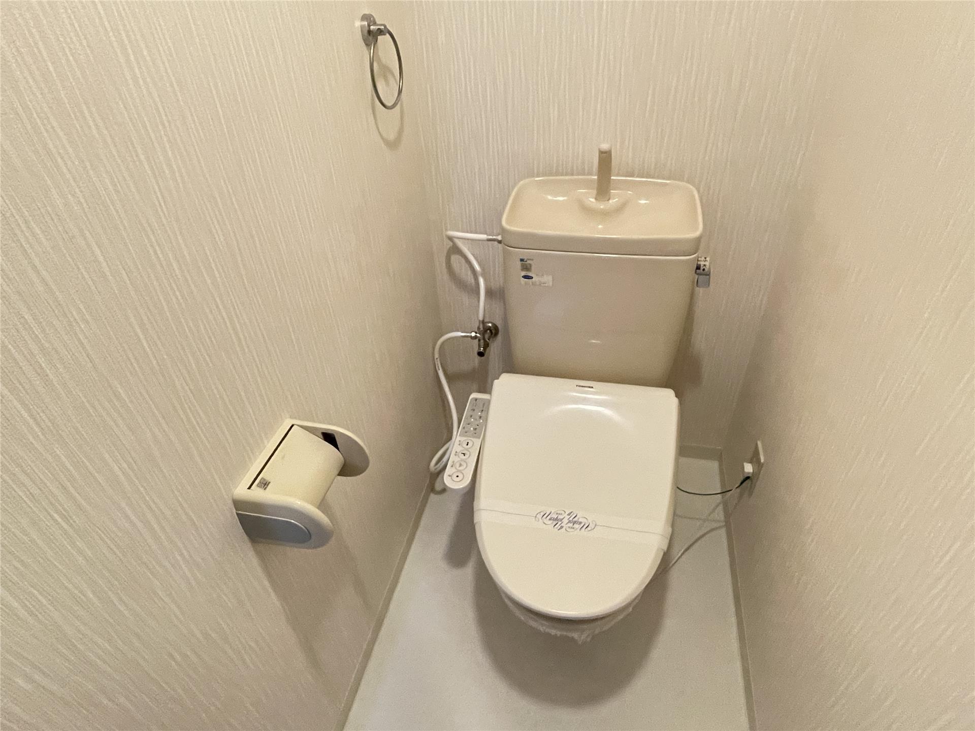 トイレ　温水洗浄便座付きのトイレです♪