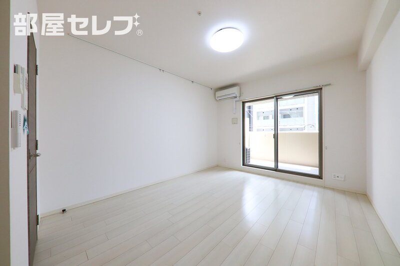 居室・リビング　室内はきれいな白を基調とした色合い