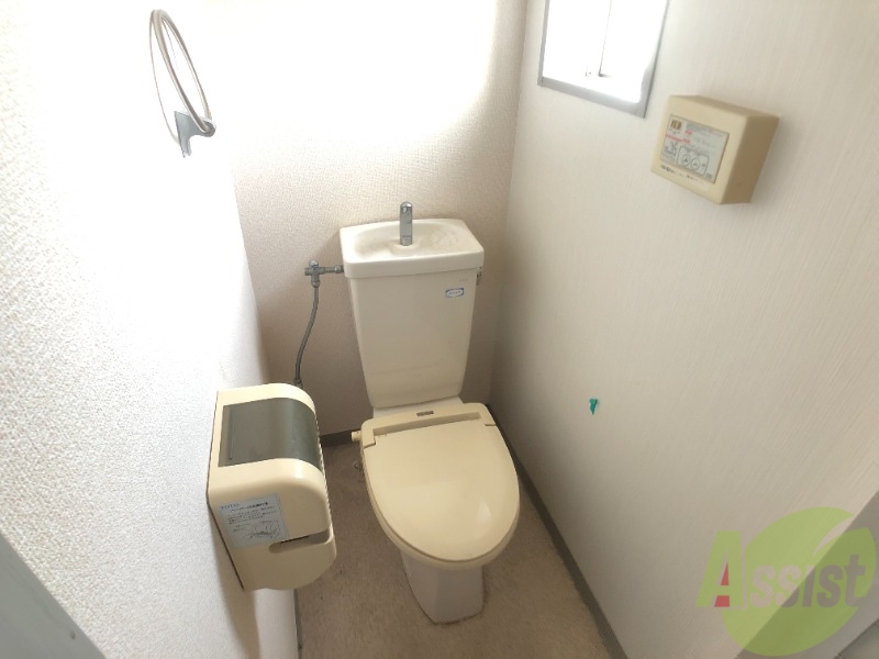 トイレ　窓があるので換気など清潔に保てそう。安心して使用できます。