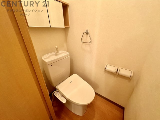 トイレ　温水洗浄便座付きのトイレです♪